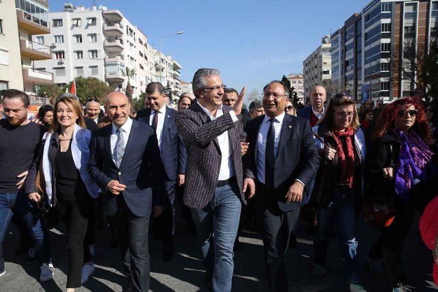 İzmir'de kadınlardan mor yürüyüş