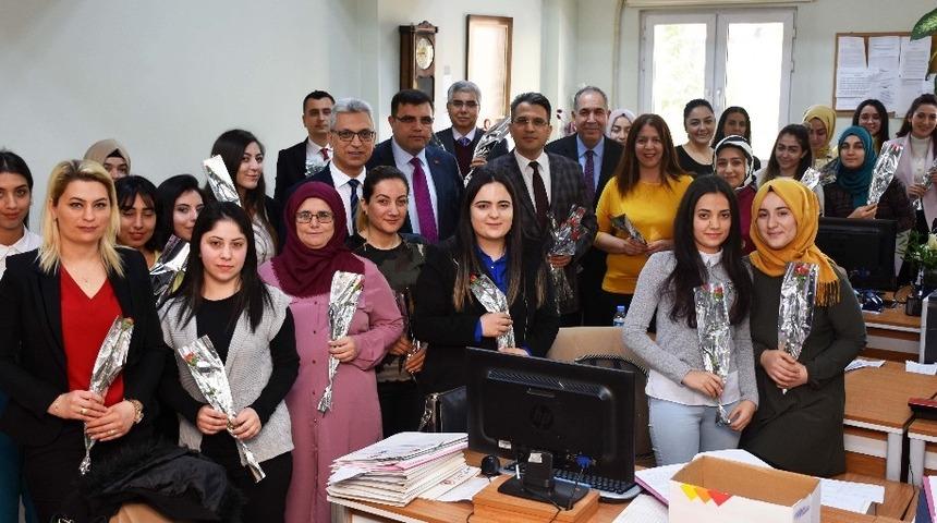 Adana Adliyesi&rsquo;nde kadınlara &lsquo;8 Mart&rsquo; karanfili