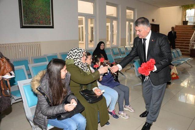 Vali Yazıcı’dan kadınlara karanfil