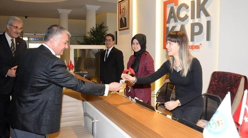 Vali Yazıcı&rsquo;dan kadınlara karanfil