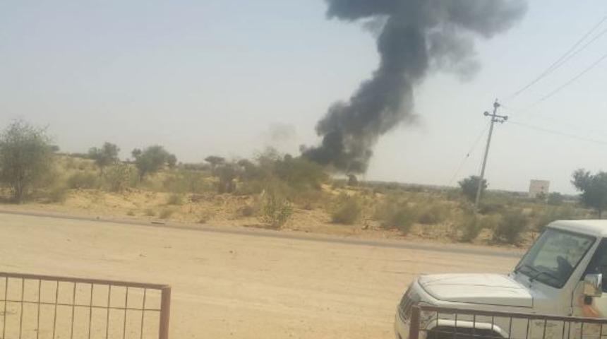 Hindistan'a ait savaş uçağı Pakistan sınırında düştü!