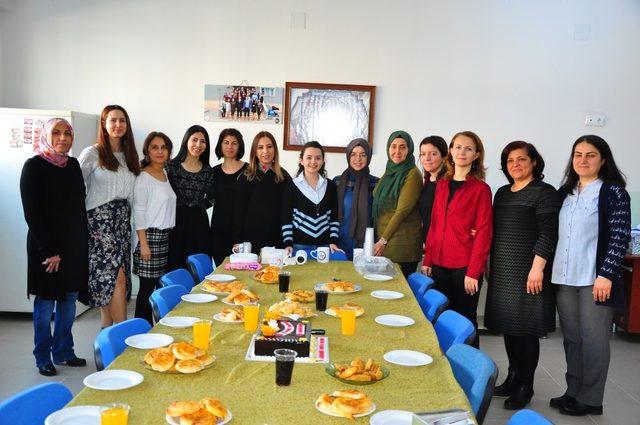 (Özel) Okul müdüründen kadın çalışanlara ’8 Mart’ jesti