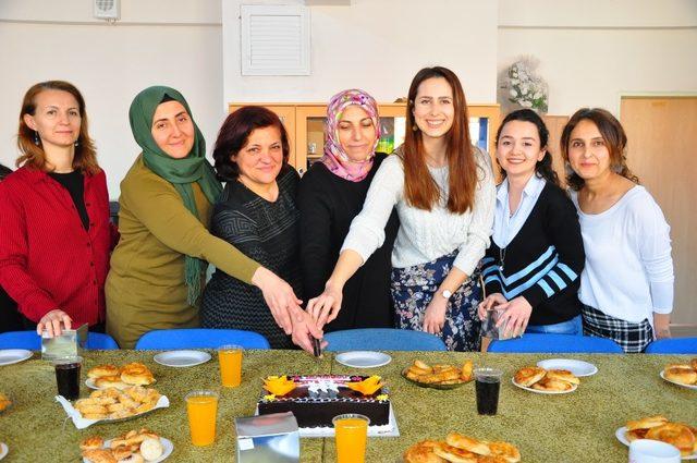 (Özel) Okul müdüründen kadın çalışanlara ’8 Mart’ jesti