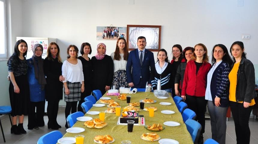 (&Ouml;zel) Okul m&uuml;d&uuml;r&uuml;nden kadın &ccedil;alışanlara &rsquo;8 Mart&rsquo; jesti