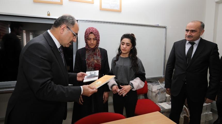 Van B&uuml;y&uuml;kşehir Belediyesinden kitap dağıtımı