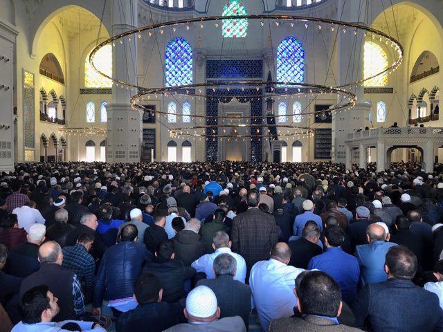 Çamlıca Camii'nde ilk cuma namazı 