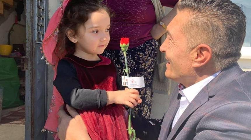 AK Parti Piraziz Belediye Başkan adayı Uğur Melikoğlu kapı kapı gezerek kadınlara karanfil dağıttı