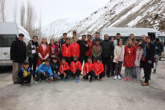 Hakkari’de atletizm yarışması