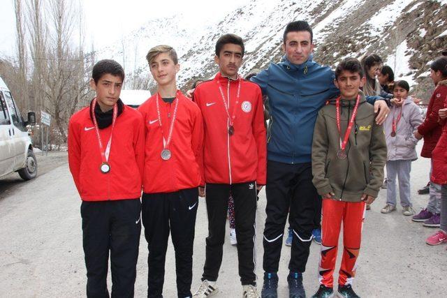 Hakkari’de atletizm yarışması