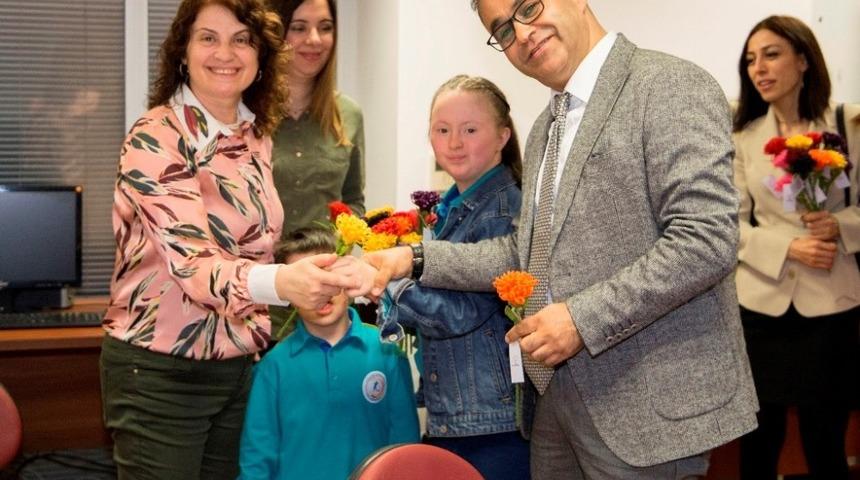 En &ouml;zel hediye, İzmir İl Milli Eğitim M&uuml;d&uuml;r&uuml; Dr. &Ouml;mer Yahşi&rsquo;den