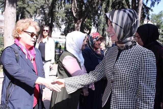 Ayşen Zeybekci’den Zübeyde Hanım’ın anıt mezarına çelenk