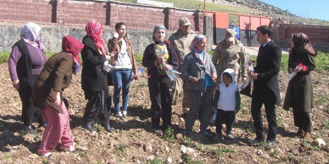 Tarlada çalışan Arabanlı kadınlara çiçekli ziyaret