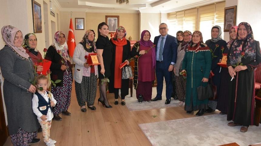 Vali&rsquo;den &uuml;retime katkı sağlayan kadınlara plaket