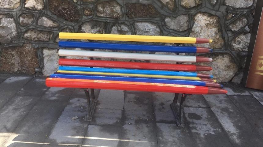 &Ccedil;ukurca&rsquo;ya kitap ve kalem fig&uuml;rl&uuml; oturma bankları