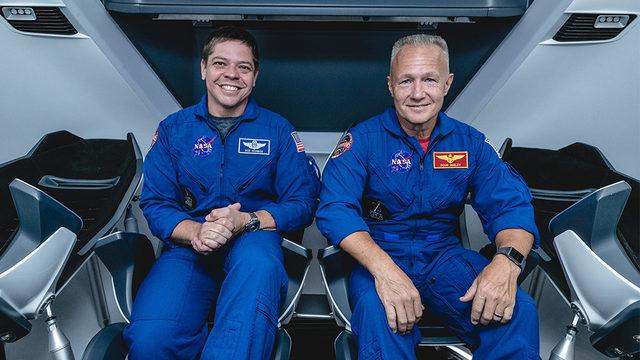 Bob Behnken (solda) ve Doug Hurley (sağda) Dragon ile uzaya gidecek ilk iki astronot olacak