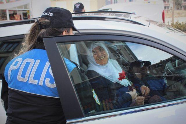 Bu kez uygulama için değil, karanfil için durduruldular