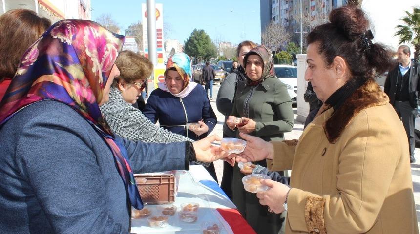 Kadınlar tatlı dağıttı