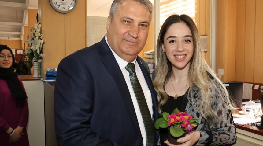 Başkan &Ccedil;er&ccedil;i&rsquo;den kadınlara 8 Mart jesti