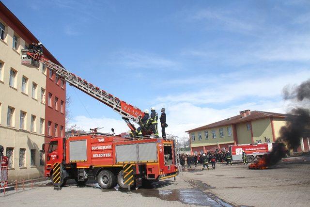 Muradiye’de gerçeğini aratmayan yangın tatbikatı