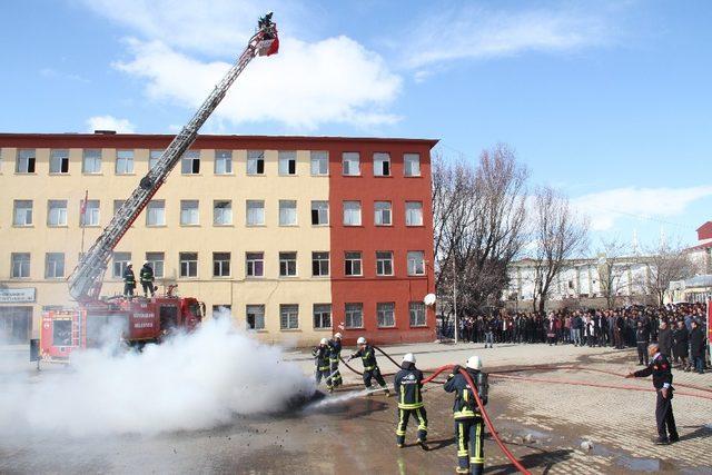 Muradiye’de gerçeğini aratmayan yangın tatbikatı