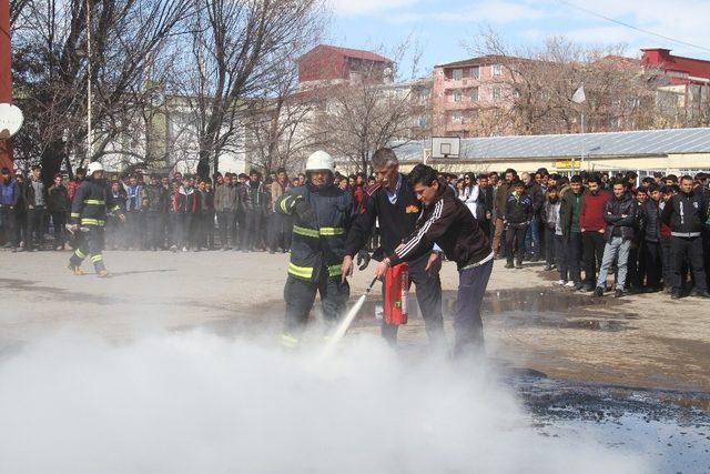 Muradiye’de gerçeğini aratmayan yangın tatbikatı