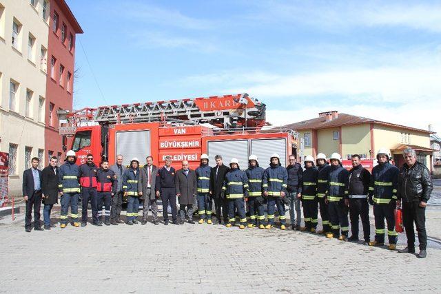 Muradiye’de gerçeğini aratmayan yangın tatbikatı