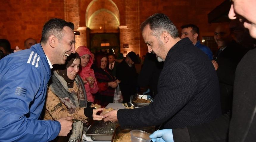 Başkan Aktaş elleriyle helva dağıttı