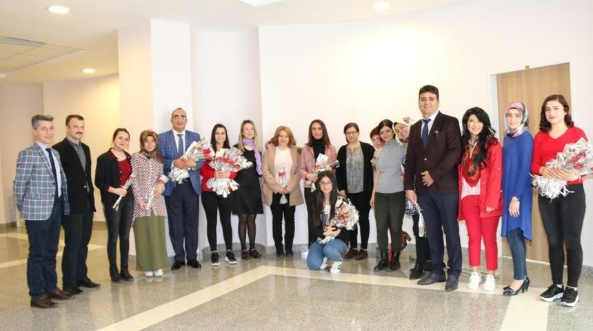 NEV&Uuml; kadın personel ve &ouml;ğrencilerine &lsquo;Kadınlar G&uuml;n&uuml;&rsquo;nde karanfil