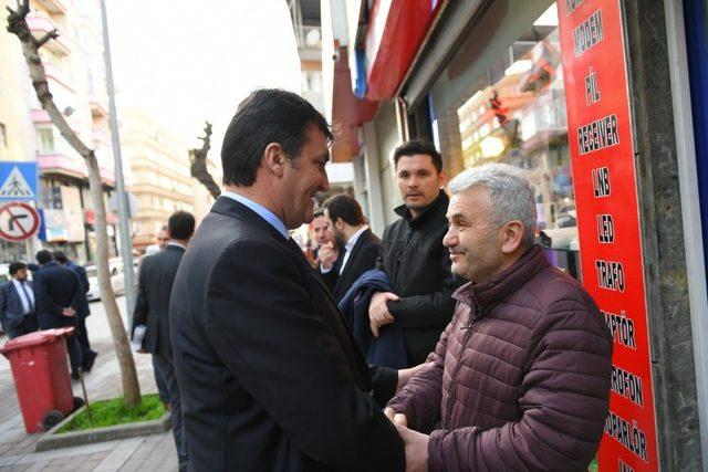 Dündar, Gazcılar Caddesi esnafını ziyaret etti