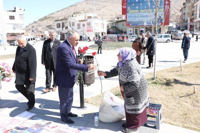 Başkan Öztürk 8 Mart’ta karanfil dağıttı