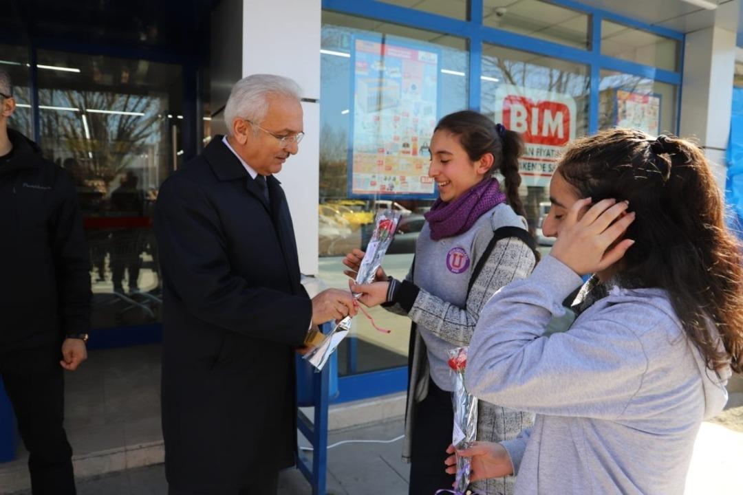G&ouml;ky&uuml;z&uuml;nden Erzincan&rsquo;a y&uuml;zlerce karanfil yağdı