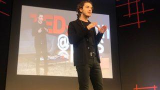 Boran Kuzum gençliğinde kaçak girdiği yere konuşmacı olarak davet edildi