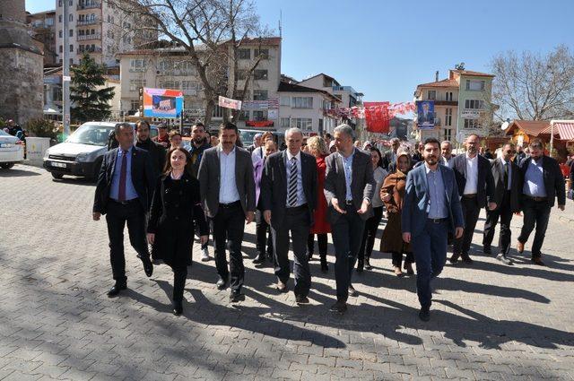 Dünya Kadınlar Gününde başkan adayları el ele