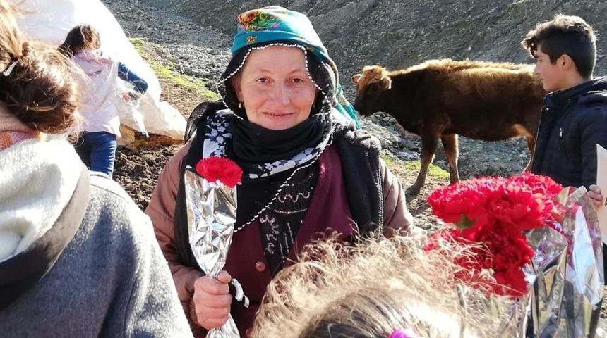 &Ouml;ğrenciler g&ouml;&ccedil;ebe kadınlara karanfil dağıttı