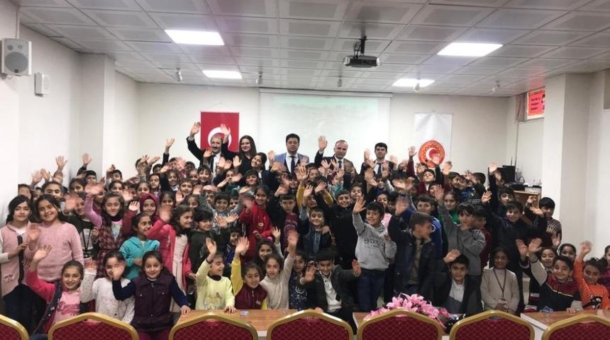 T&uuml;rkiye Gaziler ve Şehit Aileleri Vakfı &ouml;ğrencilere malzeme yardımda bulundu