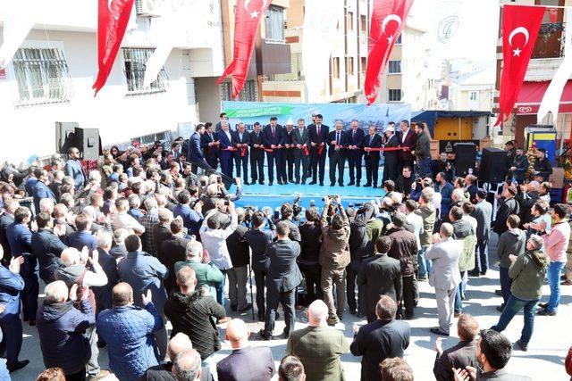 Gaziosmanpaşa’da yapımı tamamlanan Çilekli Camii ibadete açıldı