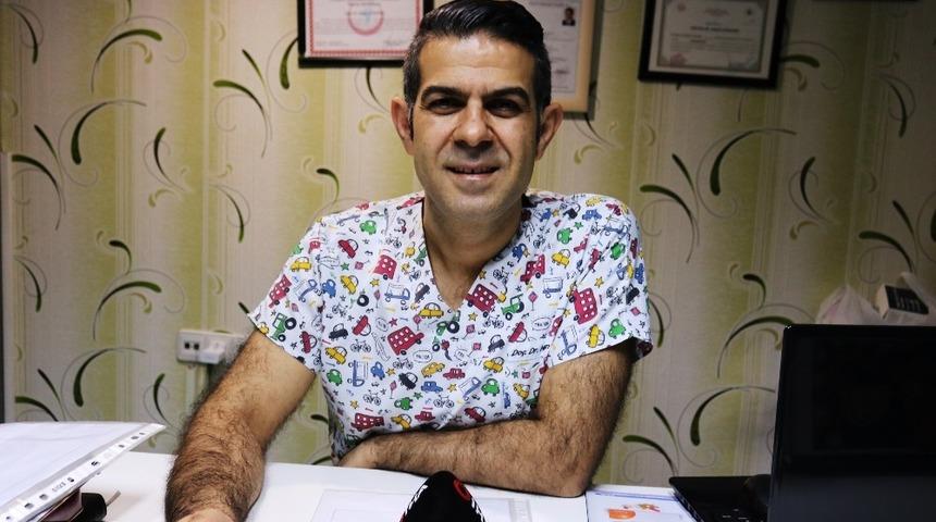 Kadın hastalarını karanfille karşıladı