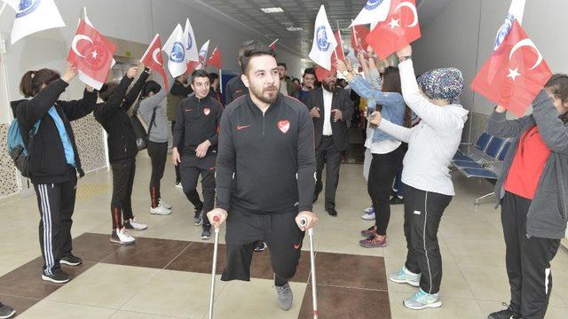Ampute Futbol Milli Takımı sporcuları öğrencilerle buluştu