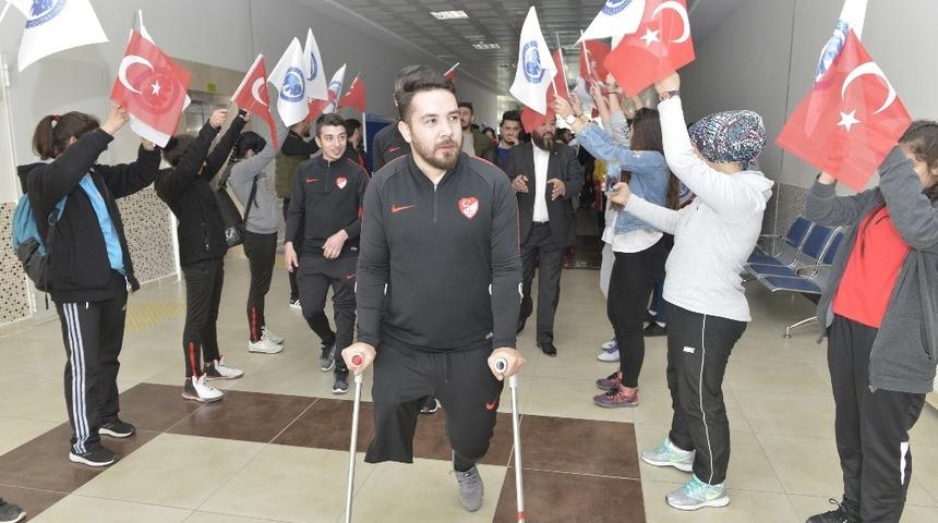 Ampute Futbol Milli Takımı sporcuları &ouml;ğrencilerle buluştu