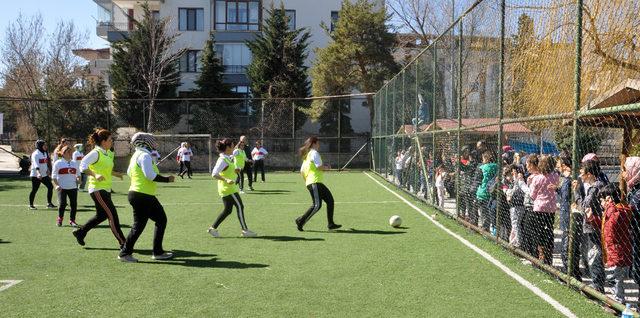 Ev kadınları futbol oynayarak Kadınlar Günü'nü kutladı