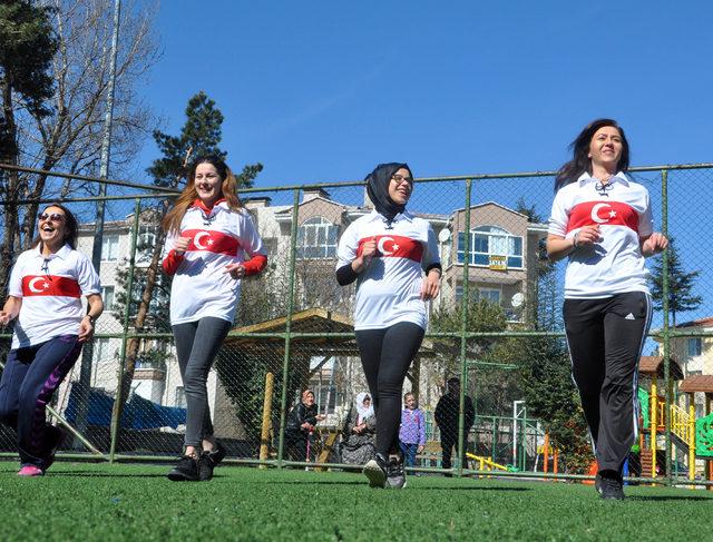 Ev kadınları futbol oynayarak Kadınlar Günü'nü kutladı
