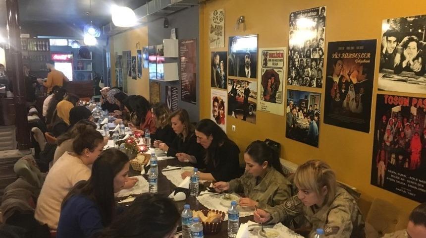 Kaymakam Uçar, kadın personelleriyle yemekte buluştu