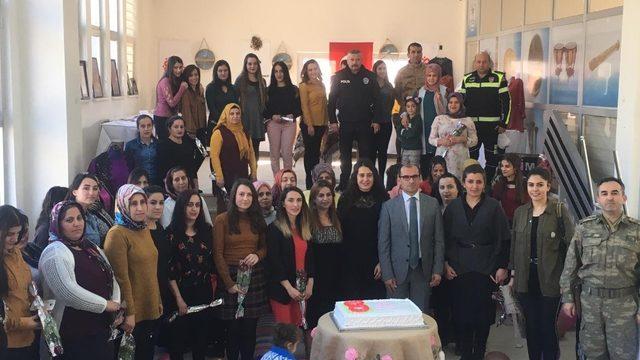 Kaymakam Ayca, kadınların gününü kutladı