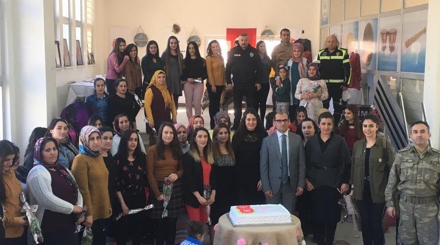 Kaymakam Ayca, kadınların gününü kutladı