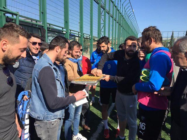 Karacabey Belediyespor taraftarından baklavalı destek