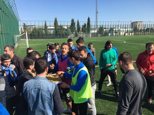 Karacabey Belediyespor taraftarından baklavalı destek