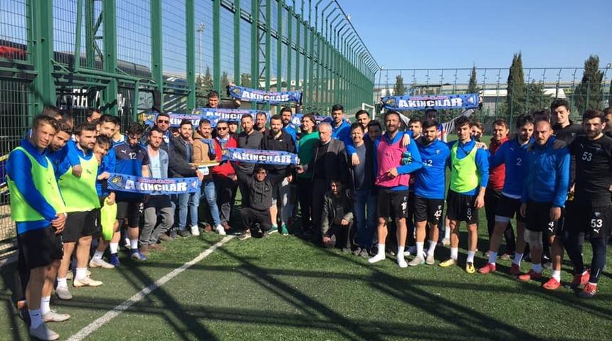 Karacabey Belediyespor taraftarından baklavalı destek