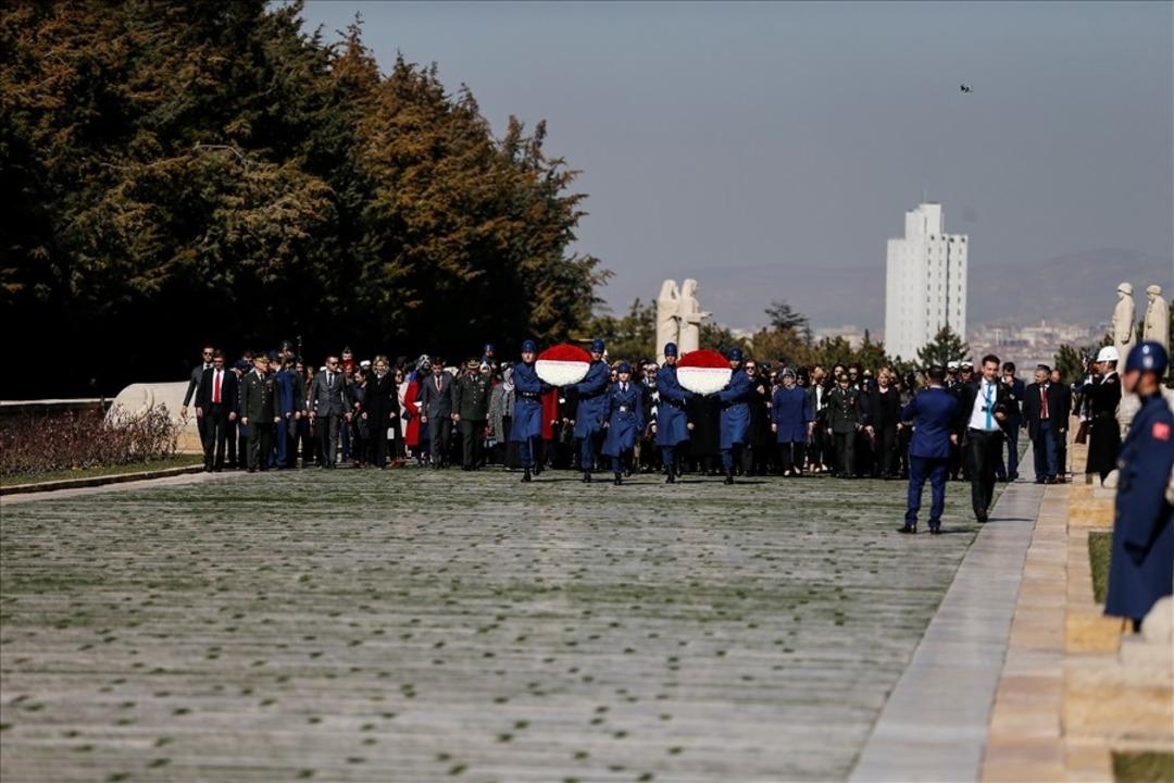 Bakan Akar&rsquo;ın eşi ve komutan eşlerinden Anıtkabir&rsquo;e ziyaret