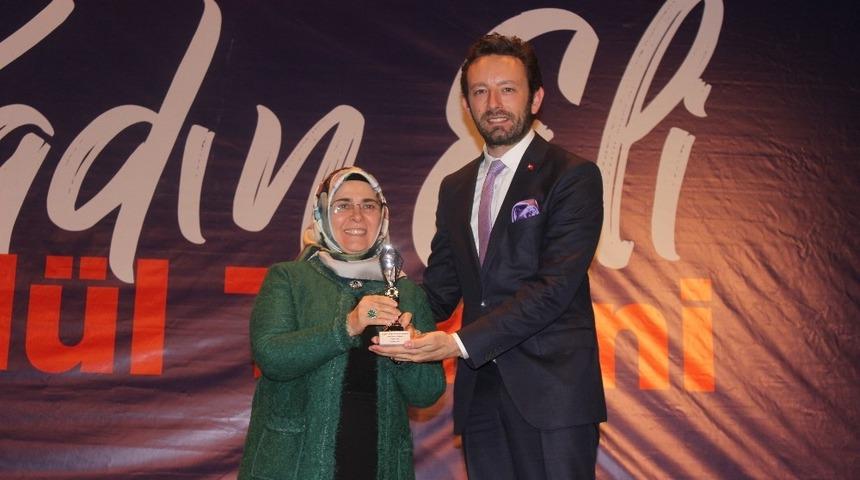 Ayten Usta, yılın kadın iş insanı &ouml;d&uuml;l&uuml;n&uuml; aldı