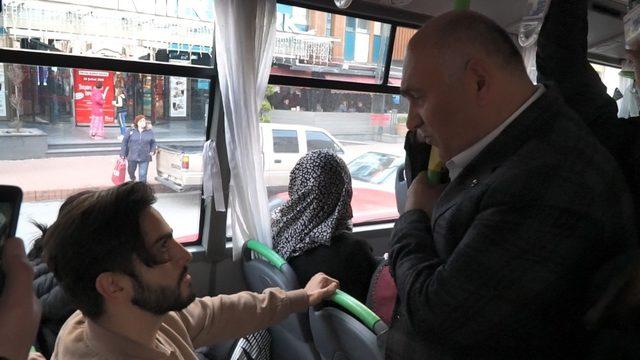 Otomobilini bıraktı, seçim çalışmasına halk otobüsü ile gitti